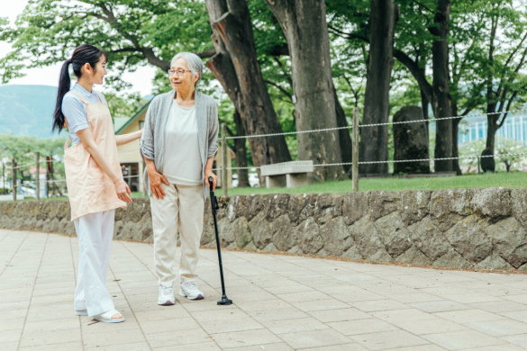 【有料老人ホームの介護職員】「穴川駅」徒歩5分、賞与年4回、リゾートのような施設