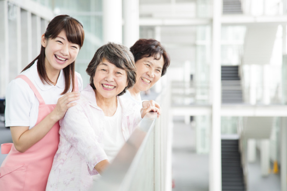【サービス付き高齢者住宅の介護職員】「町田駅」徒歩5分、生涯自立を目指す