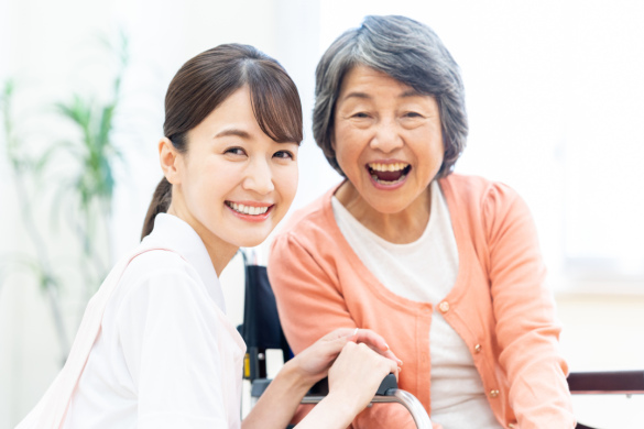 【有料老人ホームの介護職員】福利厚生充実、心が豊かに触れ合える