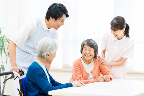 【有料老人ホームの介護職員】福利厚生充実、心豊かに笑顔で暮らせる社会