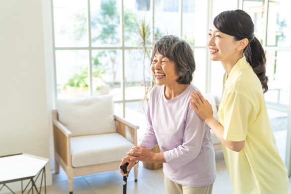 【有料老人ホームの介護職員】各種休暇制度あり、全国に居宅系介護サービスを展開する企業
