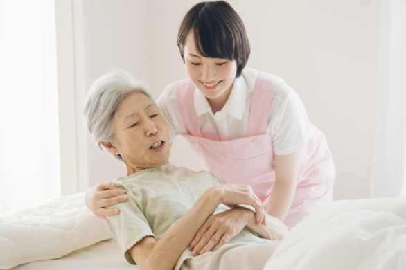 【特別養護老人ホームの介護職員】賞与計3.8ヶ月分、アニマルセラピーを導入