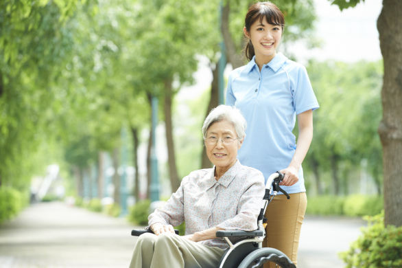 【特別養護老人ホームの介護職員】「高速長田駅」徒歩5分、地域に根差したサービスを提供