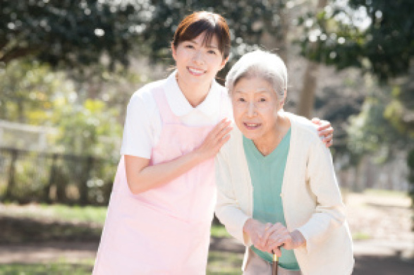 【サービス付き高齢者住宅の介護職員】月給26万円～、ゆとりのある生活を体感