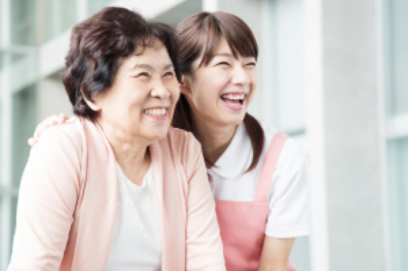 【特別養護老人ホームの介護職員】柔軟な働き方が可能、日常生活の自立支援に向けた施設サービスを提供