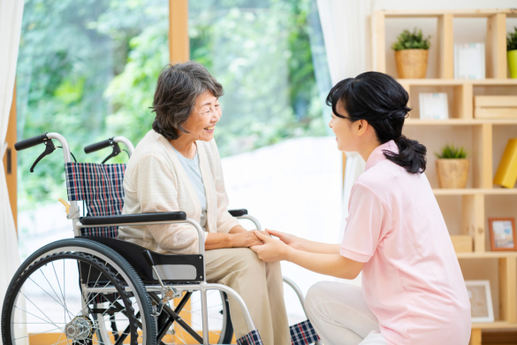 【サービス付き高齢者住宅の介護職員】年間休日116日、利用者の立場に立ったサービス