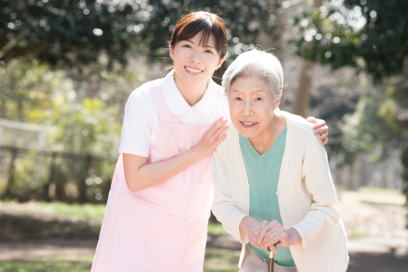 【介護老人保健施設の介護職員】「京成小岩駅」徒歩1分、元気な身体と温かな心を回復させる介護