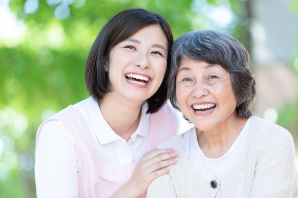 【有料老人ホームの介護職員】「渋沢駅」徒歩10分、豊富な手当あり、心の介護サービスを提供