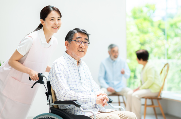 【グループホームの介護職員】独自の福利厚生あり、100年幸福に生きるサービス