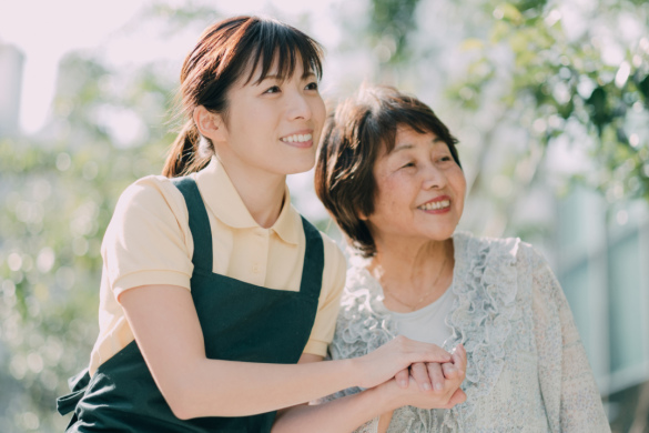 【介護老人保健施設の介護職員】「長田駅」徒歩10分、健康的な生活を送れるよう全力でサポート