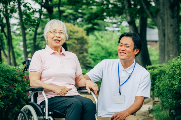 【有料老人ホームの介護職員】有給消化率90％以上、家族のような気持ちで接する