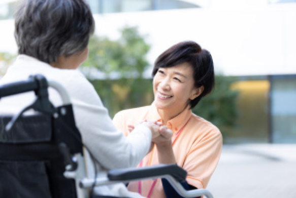 【特別養護老人ホームの介護職員】「新井宿駅」徒歩9分、これまでの暮らしを穏やかに支える
