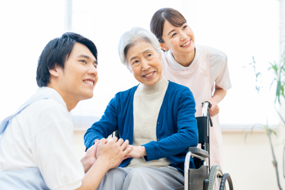 【特別養護老人ホームの介護職員】年間休日120日、多彩な福祉サービスで総合的支援を実施