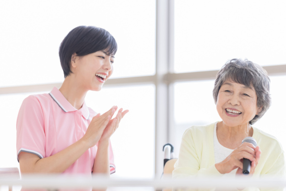 【介護老人保健施設の介護職員】季節のまとまったお休みあり、音楽療法や言語聴覚療法を行う