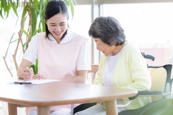 【介護老人保健施設の介護職員】年間休日120日、一人ひとりに寄り添うケア・サービス