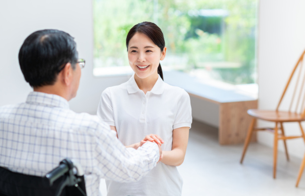 【住宅型有料老人ホームの介護職員】「今伊勢駅」徒歩7分、いつまでもその方らしく過ごせるようサポート