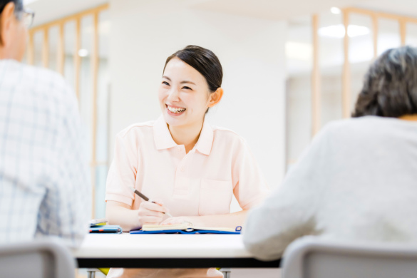 【介護老人保健施設の生活相談員】年間休日120日、関わる人すべてが笑顔に暮らせる社会を