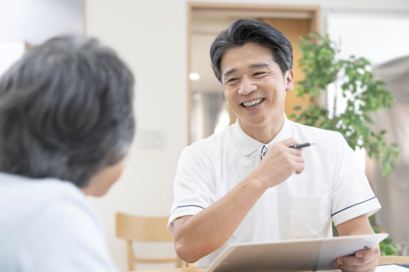 【有料老人ホームの管理職・管理職候補】年間休日127日、充実な生活ができるようサポート